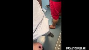 lucas scudellari recebendo mao amiga no vagao de trem