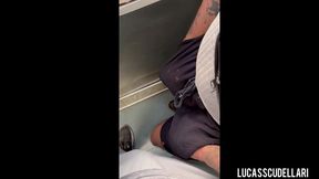lucas scudellari recebendo mao amiga no vagao de trem