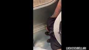 lucas scudellari recebendo mao amiga no vagao de trem