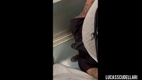 lucas scudellari recebendo mao amiga no vagao de trem
