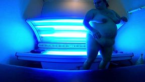 sexy bbw playing public tanning bed