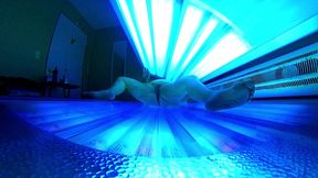 sexy bbw playing public tanning bed