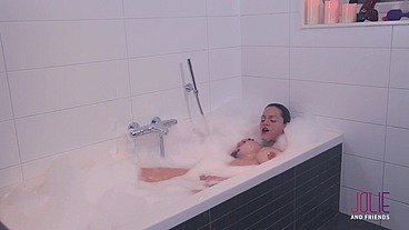 Transcumz - Camilla Jolie in hot bath