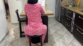 mi hermosa hijastra en pijama le gusta sentarse con su gran culo para afuera