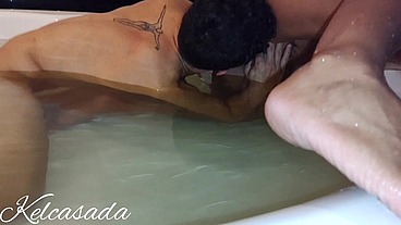 O novinho me chupou em comeu gostoso dentro da banheira e meu marido ficou só assistindo