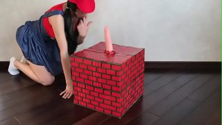 Nördig kvinnlig Mario cosplayer rider stor dildo
