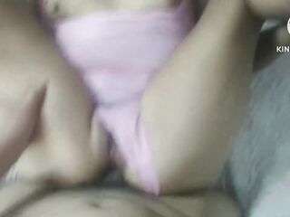 ME LA COJO A MI MEJOR AMIGA MIESTRAS ESTA SOLTERITA..QUE RICO FOLLA sexo real