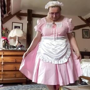 In a pink and white maid&#039;s outfit