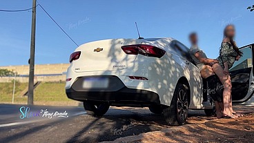 Paramos no meio da rua pra foder mesmo com carros passando ele gozou muito na minha buceta
