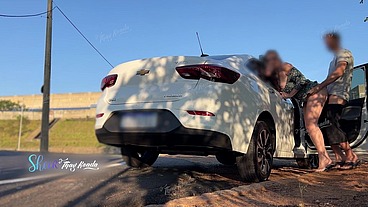 Paramos no meio da rua pra foder mesmo com carros passando ele gozou muito na minha buceta