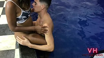 NOVINHA CASADA AQUECENDO A BUCETA ANTES DE SENTA NA MINHA PICA