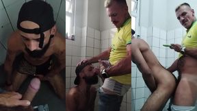 parceiro me deu uma banho de mijao antes de me foder no banheiro