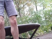 Twink s'exhibe au parc et montre sa grosse queue