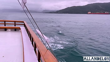 Latina gostosa estava na festa no barco dan&ccedil_ando um funk, fiquei de pau duro vendo ela dan&ccedil_ar ela viu e olha no que Deu | Boquete em p&uacute_blico na Festa no barco | Bettina Alvarenga