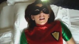 Cosplayers de Batgirl e Robin amarradas e forçadas ao orgasmo por vilãs lésbicas