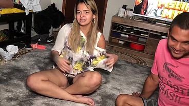 Jogo verdade ou consequência termina em surubao entre amigos