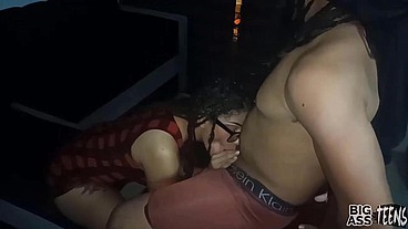 Me coge el novio de mi madrastra cuando nos quedamos solos en casa soy muy puta que lo convenzo para que me rompe mi coño Me coge el novio de mi madrastra cuando nos quedamos solos en casa soy