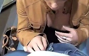 Deutsche Schlampe lutscht in Umkleide und Spermawalk