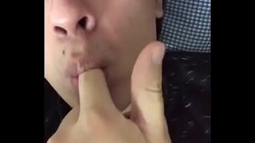 CHUPA DEDO COMO PENE