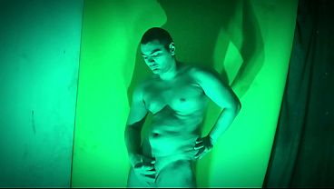 Musculoso y Vigoroso Caballero Sexy Number 1 Masturbando su grande pene de 18 Cent&iacute_metros con colorimetr&iacute_a azul y verde - Solitario