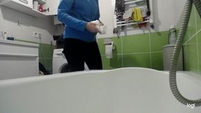 I pee to the bathtub mp4