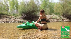 Inflatable Wildlife Explorer Arrives at the Inflatable Site; It's Very Dangerous!