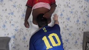 batendo uma bola com o ursao -