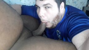 batendo uma bola com o ursao -