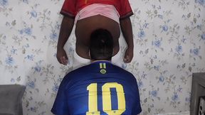 batendo uma bola com o ursao -