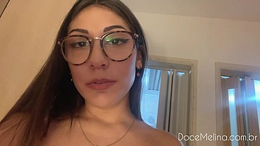Mel Khalifa louca de tesão se masturba com máquina