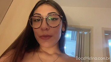 Mel Khalifa louca de tesão se masturba com máquina