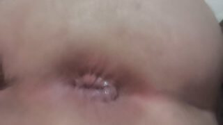 Tanec – POV hardcore video, kde amatérské německé gay děvky šukají vlastní zadek vibrátorem