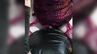 Lola sissy éjacule dans sa cage de chasteté avec ses collants et gants rouges