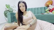 Chica De Bucaramanga me modela su culo y se deja follar en la sala de su casa