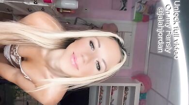 SQUIRTING FROM DILDO