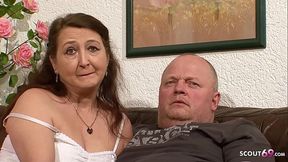 H&auml_ssliche alte deutsche Ehefrau hat ihren ersten Dreier mit Fremden und Ehemann