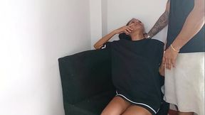 Hermanastra cachonda dispuesta a todo con tal de calmar sus ganas de follar