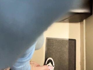 A real creampie in the FITTING ROOM! Cum in my constricted cunt during the time that I try on jeans. FeralBerryy