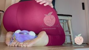 Plushie Fart Vid in Leggings
