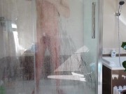 Je prends une douche chaude chez ma grand mère