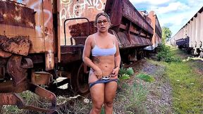 showing off, giving my ass outdoors on the railroad between the wagons, pissing and farting on vagninho s big dick. luna oliveira e vagninho