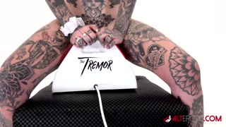 Tattooed hottie Amber Luke rides a tremor
