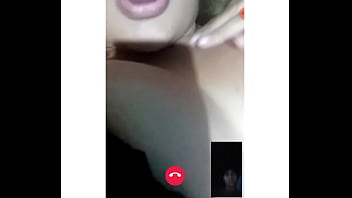 Videollamada hablando con mi comadre mostr&aacute_ndome  su enorme culo y co&ntilde_o