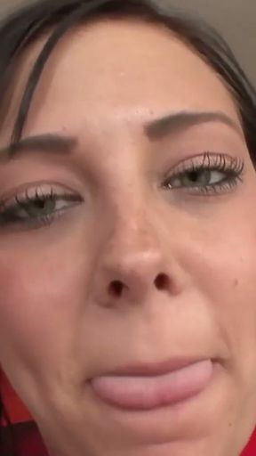 Sie fickt ihrem Stiefdad ein Laecheln ins Gesicht   Clip 1