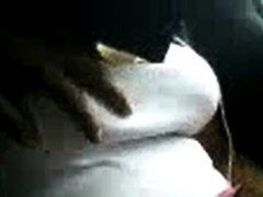 Agarron de ttas en bus, escote, boobis, metiendo mano