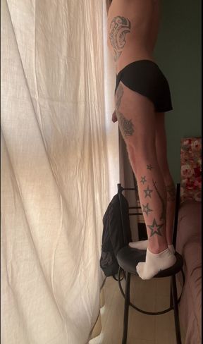 Дик Выскользнул Из Спортивных Нейлоновых Шорт.