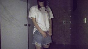 伪 热裤过膝袜 深夜公厕裸体露出自慰 把射满精液的内衣穿在身上