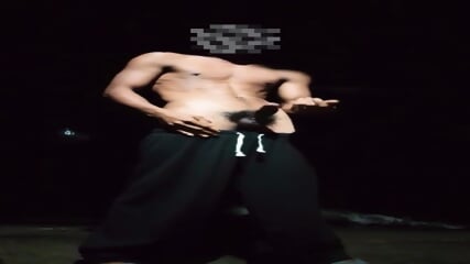 Jakol sa hating-gabi sa bakuran