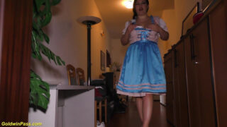 Büyük göğüslü şişman kadın Elina Flower, vahşi bir bukkake grup seksinde tombul kalçalarının sertçe becerilmesine maruz kalıyor.