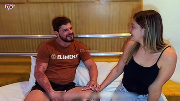 MARIDO CHEGA EM CASA E ENCONTRA ESPOSA COM MASSAGISTA